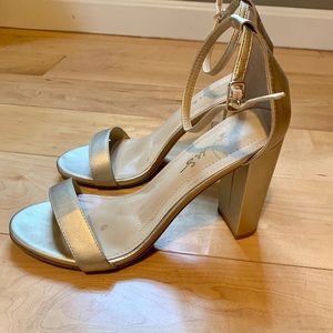 Gold open toe metallic Heels 😍